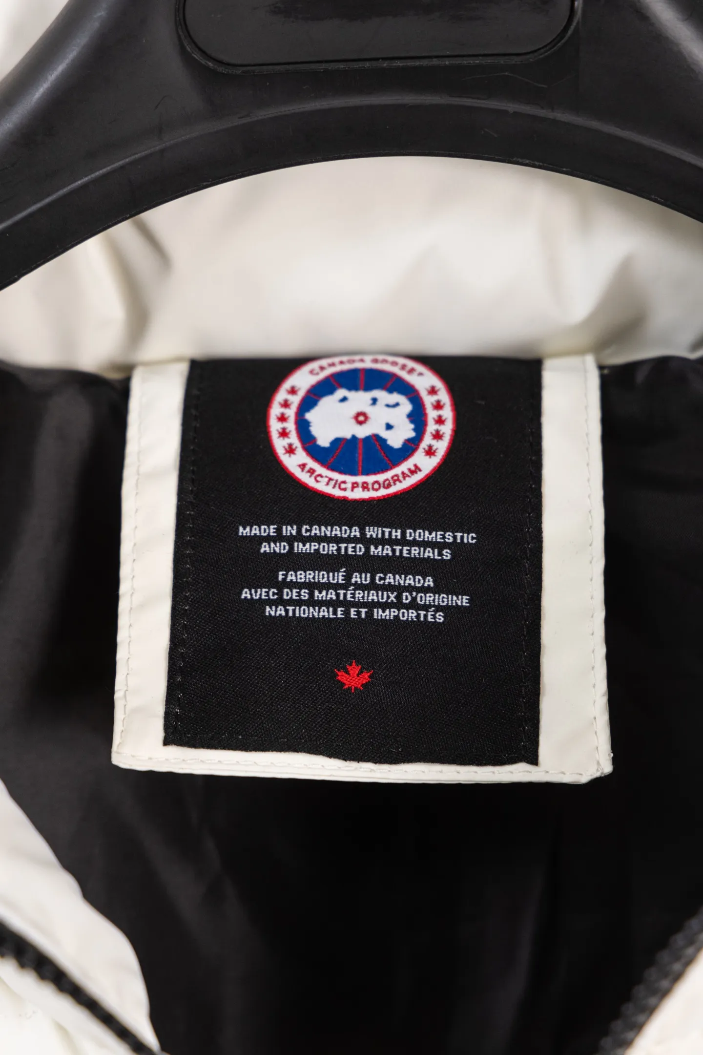 P380 Canada Goose, the new Canadian brand, has always been recognized as the warmest down jacket. It is often worn by various Instagram celebrities, Internet celebrities, and celebrities for street photos. I make Canada Goose every year, but I still can’t get rid of my love for it. No matter how cold the days are, there is no need to be afraid, because there is! It is the legendary warmest down jacket and is known as a must-have for Arctic outdoor sports! The most popular down jacket in the world, celebrities are rushing to buy it, it is a must-have! Same style for men and women Sizes: S-XL